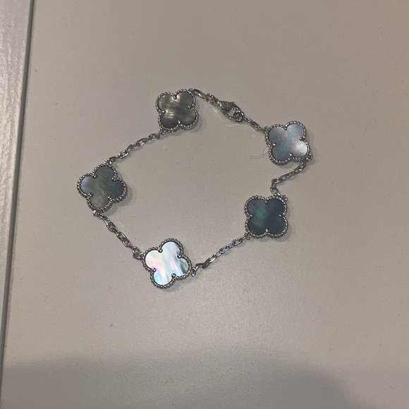 Fashion Clover Bracelet Grey Tone - Picture 2 of 3